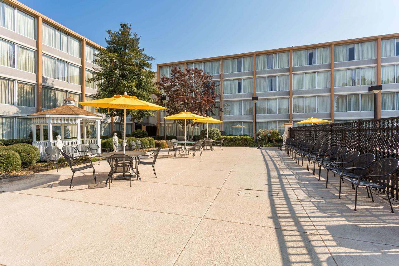 Wyndham Garden Greensboro Exterior foto